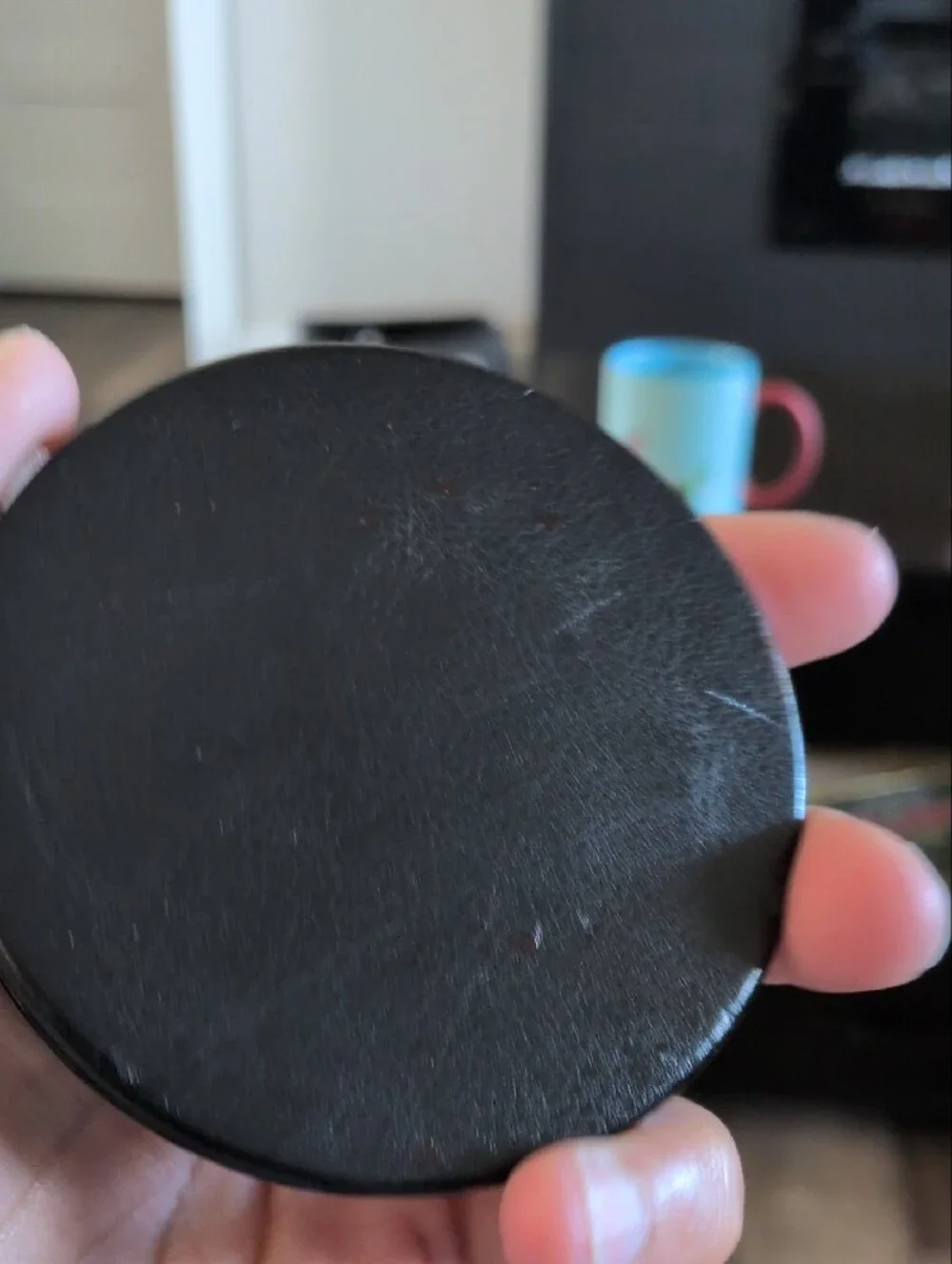 Black Compact Phone Grip - Sleek Handheld Accessory